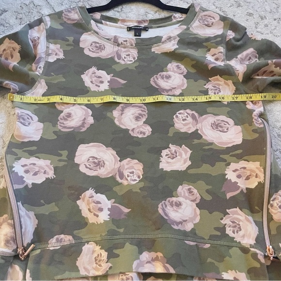 Stella & Dot Crush It Pullover in Green and Pink Camo Rose Pattern Size Large - Picture 11 of 12
